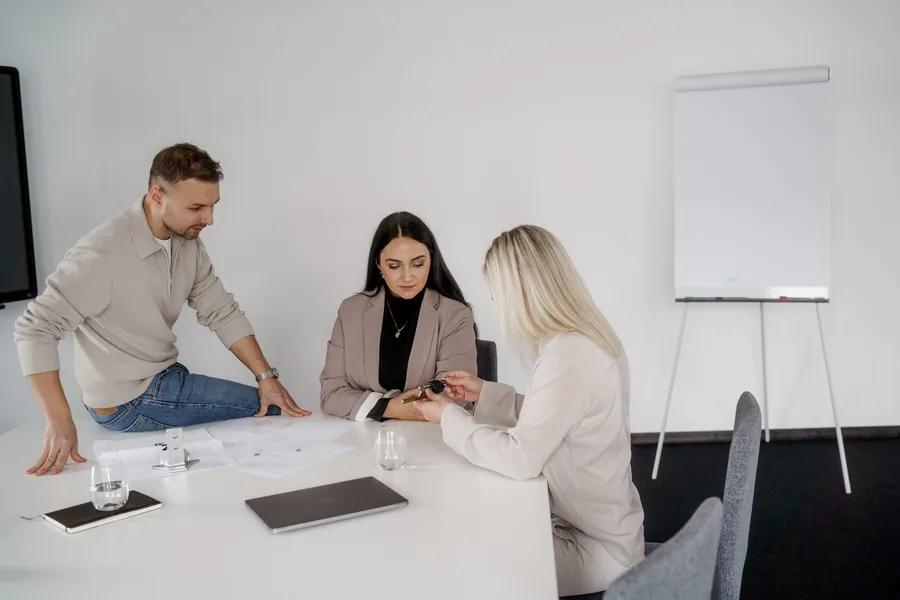 Projektbesprechung am Tisch mit technischen Unterlagen